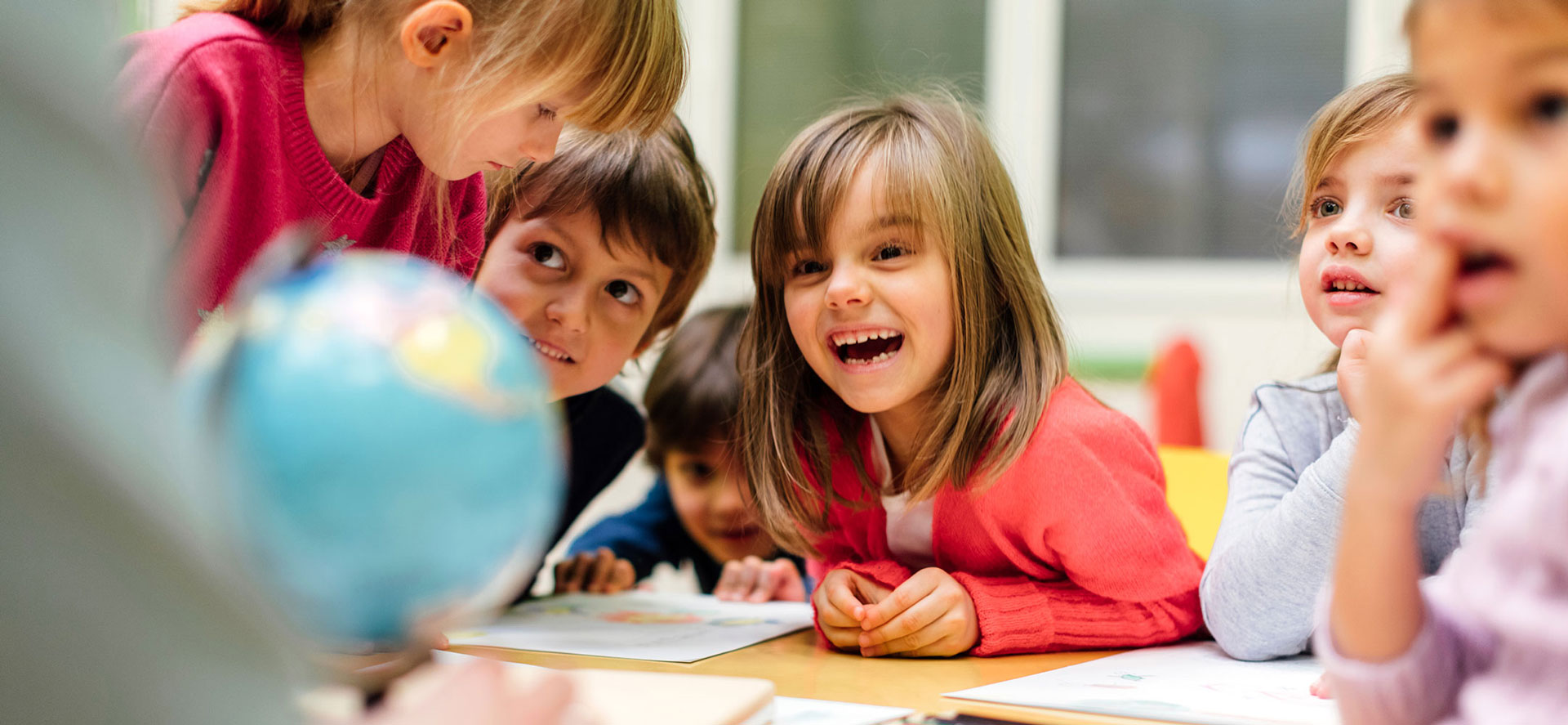 Schulklasse mit lachendem Mädchen