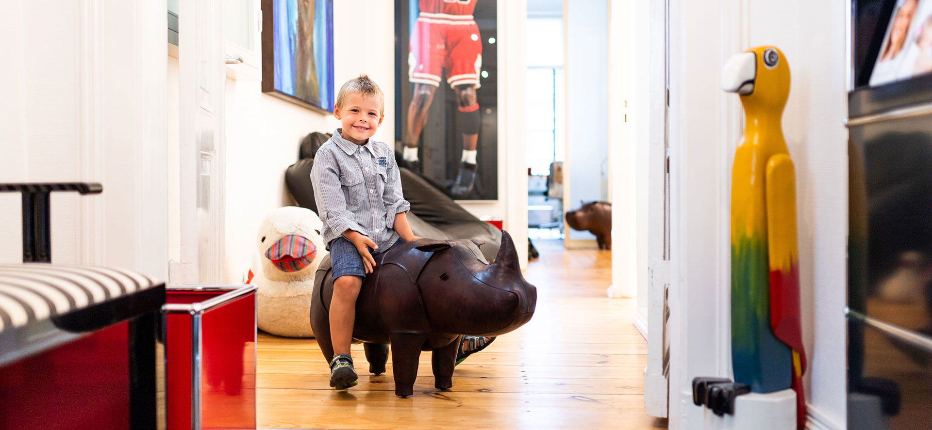 Junge reitet auf Stoffnashorn